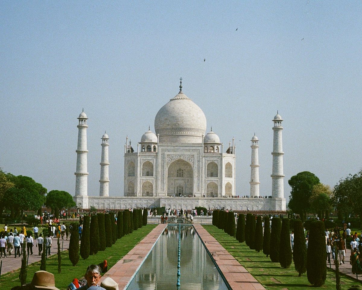 El Taj Mahal desde los jardines, reflejado en el canal de agua que lleva hasta su entrada