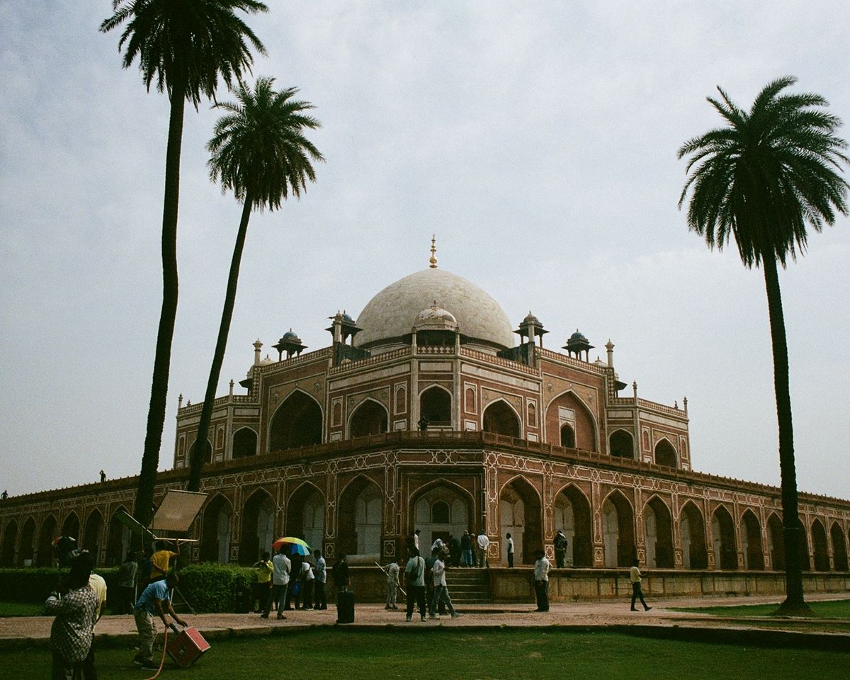 La tumba de Humayun en Delhi: arenisca roja y mármol blanco bajo su gran cúpula, entre palmeras