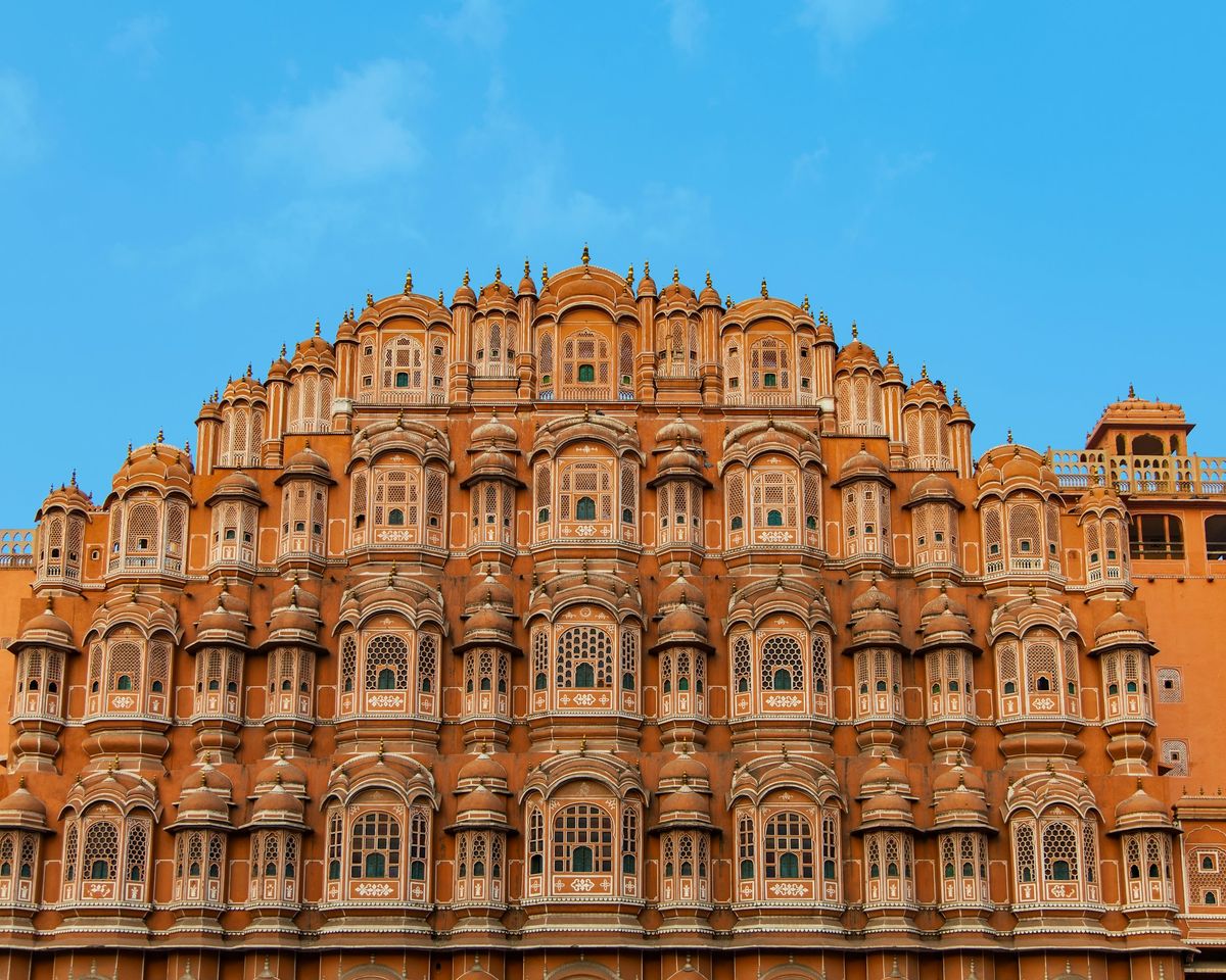 La fachada del Hawa Mahal en Jaipur, con sus cientos de ventanas de arenisca rosa contra el cielo