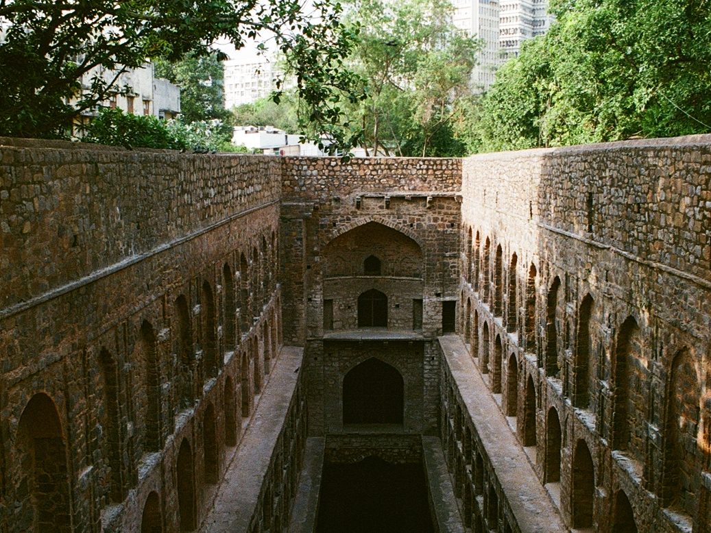 El pozo escalonado de Agrasen ki Baoli, en Delhi, con sus escaleras de piedra